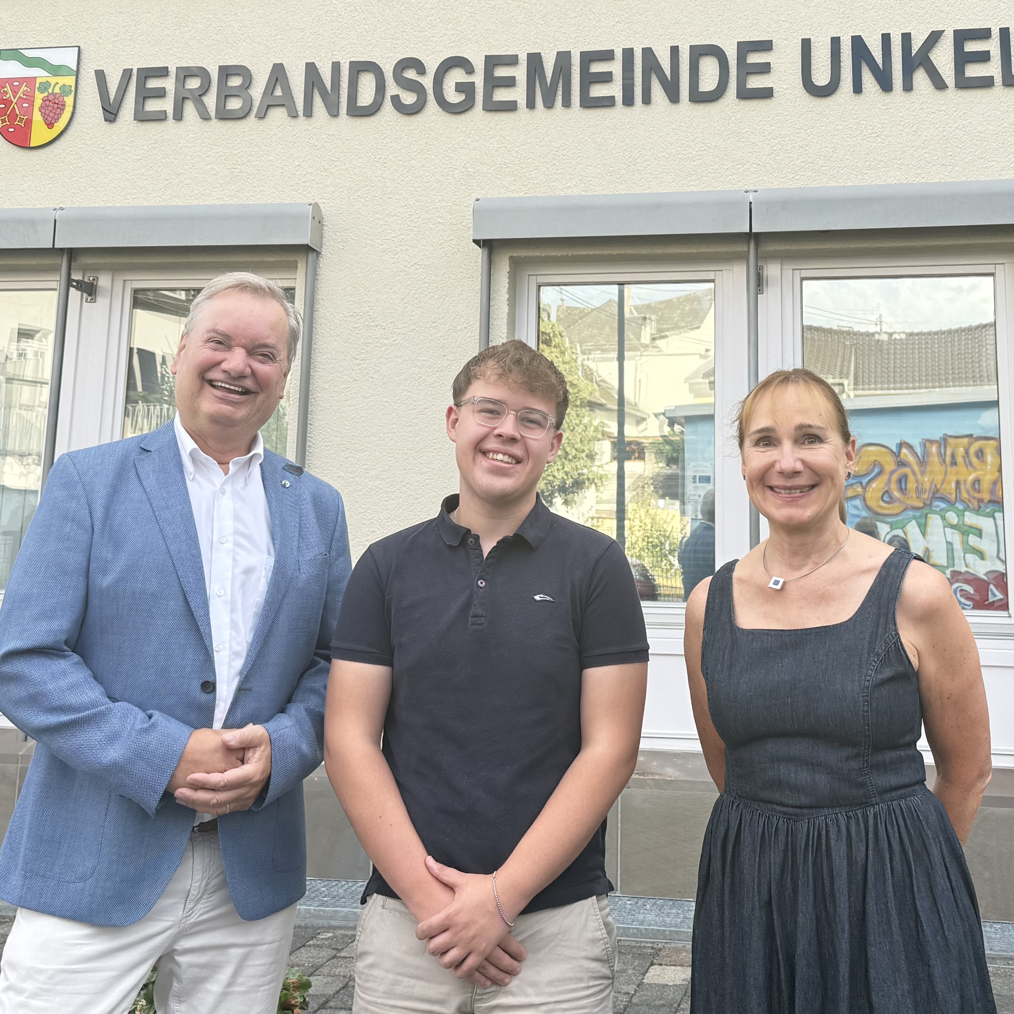 Bürgermeister Karsten Fehr, Jonathan Becker, Claudia Glos (Foto Aynur Korkmaz, VG)