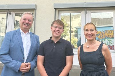 Bürgermeister Karsten Fehr, Jonathan Becker, Claudia Glos (Foto Aynur Korkmaz, VG)
