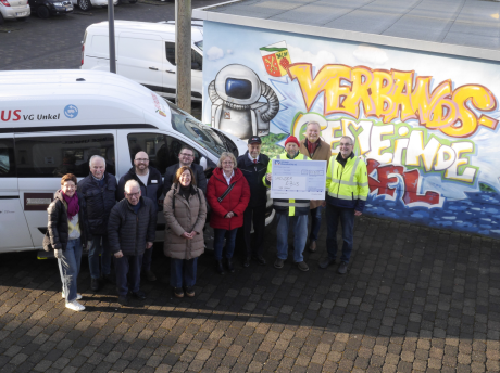 Übergabe des symbolischen Spendenschecks ans Team Bürgerbus v.l.n.r Susi Schuh (AWO Unkel), Heribert Siebertz und Gregor Noll (Stiftung Floreat Erpilla), Familie Lustinger (ASD Linz), Annemarie Menden und Hans-Peter Viethen (DRK Unkel), Jürgen Schuchardt und Holger Diedenhofen (Bürgerbus VG-Unkel) hinten: Bürgermeister Karsten Fehr.  Foto: Felicitas Diedenhofen