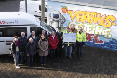 Übergabe des symbolischen Spendenschecks ans Team Bürgerbus v.l.n.r Susi Schuh (AWO Unkel), Heribert Siebertz und Gregor Noll (Stiftung Floreat Erpilla), Familie Lustinger (ASD Linz), Annemarie Menden und Hans-Peter Viethen (DRK Unkel), Jürgen Schuchardt und Holger Diedenhofen (Bürgerbus VG-Unkel) hinten: Bürgermeister Karsten Fehr.  Foto: Felicitas Diedenhofen