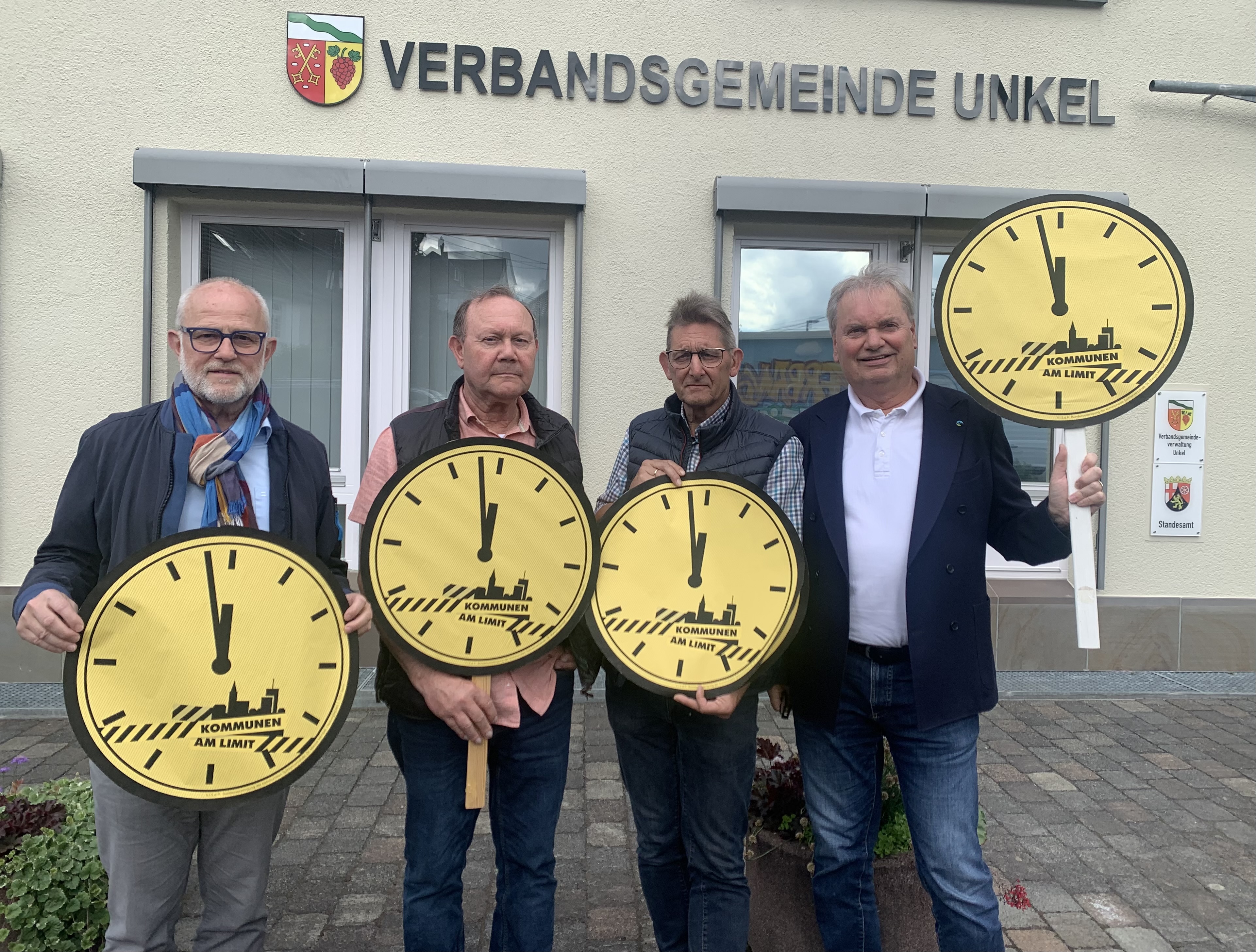 Von links nach rechts: Stadtbürgermeister Alfons Mußhoff, Ortsbürgermeister Günter Hirzmann, Ortsbürgermeister Roland Thelen und der Bürgermeister der Verbandsgemeinde Karsten Fehr