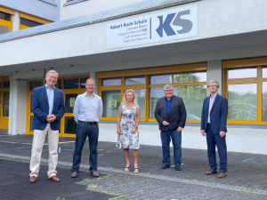 Foto zeigt von links nach rechts vor der Robert-Koch-Schule Linz: Bürgermeister Karsten Fehr/VG Unkel, Dr.-Ing. Christoph Groneck/Rhein-Sieg-Kreis, 1. Kreisbeigeordneter Michael Mahlert, Helga Zoltowski/KV Neuwied, Bürgermeister Hans-Günter Fischer/VG Linz