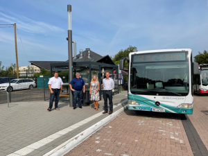 Foto zeigt von links nach rechts am Busbahnhof Asbach: Bürgermeister Michael Christ/VG Asbach, 1. Kreisbeigeordneten Michael Mahlert, Helga Zoltowski/KV Neuwied, Dr.-Ing. Christoph Groneck/Rhein-sieg-Kreis