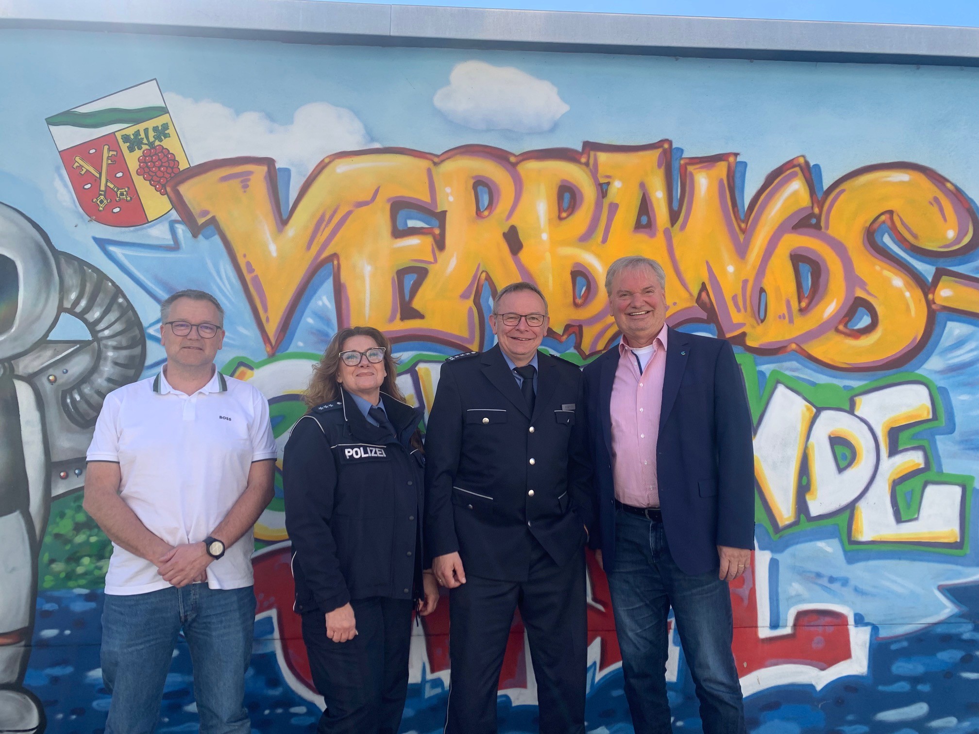 V. l. n. r.: Patrick Knüppel (Leiter des Ordnungsamtes), Alexandra Sedlag (Bezirksdienstbeamtin), Thorsten Hähn (Leiter der Polizeiinspektion Linz) und Bürgermeister Karsten Fehr