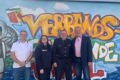 V. l. n. r.: Patrick Knüppel (Leiter des Ordnungsamtes), Alexandra Sedlag (Bezirksdienstbeamtin), Thorsten Hähn (Leiter der Polizeiinspektion Linz) und Bürgermeister Karsten Fehr