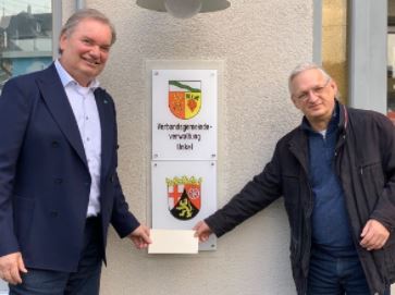Bürgermeister Karsten Fehr (links) übergibt Herrn Lutz Hoffmann (rechts) die Spende