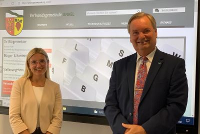 Bürgermeister Karsten Fehr begrüßt die Auszubildende Kim Schäfer herzlich und wünscht für die vor ihr liegende Zeit viel Erfolg, aber auch viel Freude.