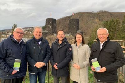 Landrat Sebastian Schuster (Rhein-Sieg-Kreis), Bürgermeister Karsten Fehr (Verbandsgemeinde Unkel), Bürgermeister Björn Ingendahl (Stadt Remagen), Landrätin Cornelia Weigand (Kreis Ahrweiler), Landrat Achim Hallerbach (Kreis Neuwied)